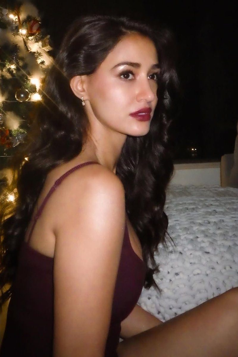 VOGUEIndia's tweet photo. Disha Patani’s shimmery eye makeup is a masterclass in festive beauty. 
Get the look: https://t.co/xwK3XEPE9S https://t.co/DeZVhjbWZv