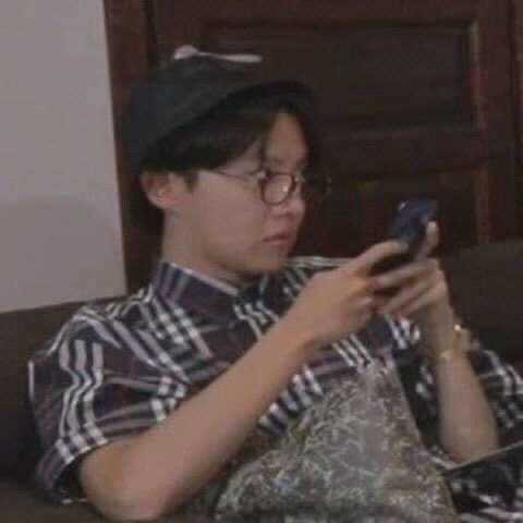 o jungkook assim olhando pro jimin vendo ele responder o post dele

sabendo q tava um do lado do outro 

KQKAKQKAKKAKA