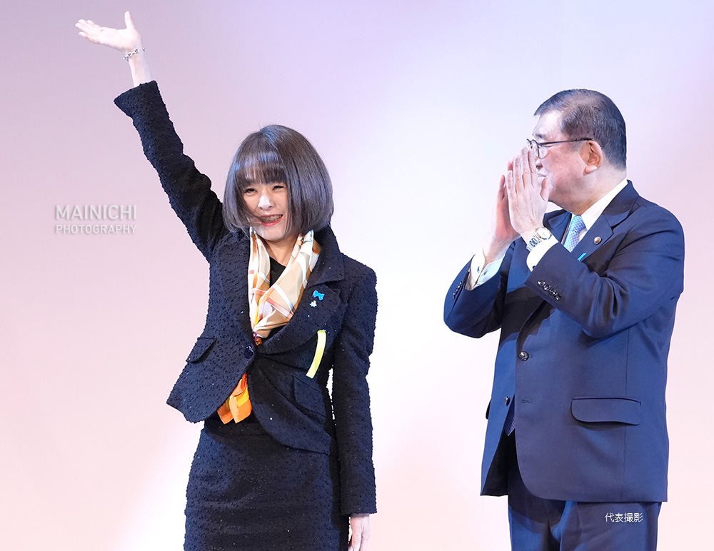 mainichiphoto's tweet photo. 自民党は9日、第92回党大会を開きました
写真は比例代表の候補予定者として紹介された杉田水脈氏（左）と拍手する石破茂首相

写真特集でhttps://t.co/XgK8mgx4zu… https://t.co/FGegtbodwv