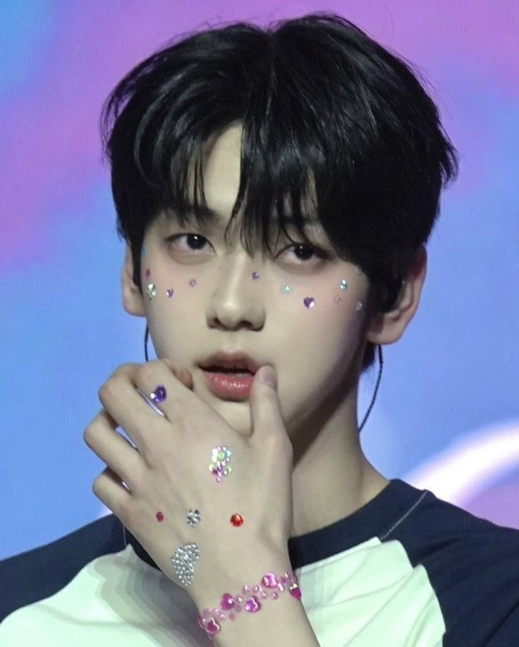 someone explain the science behind why he’s the prettiest ever