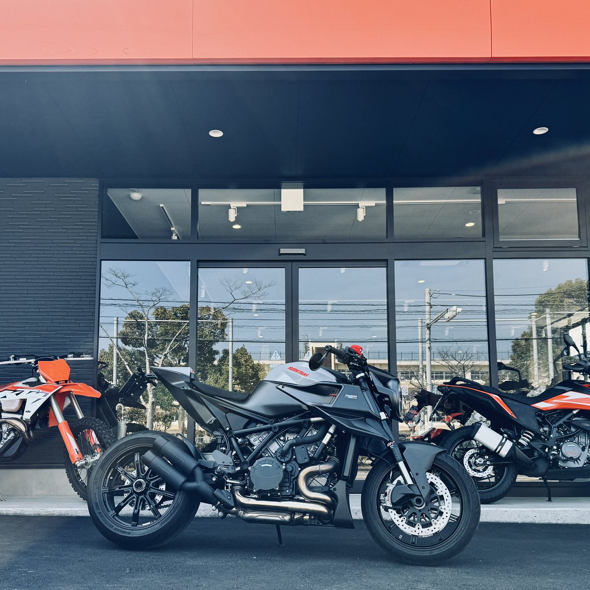 KTMOita's tweet image. 【BRABUS 1300 R】

なかなかお目にかかれないので引かれない程度に見させて頂きました🤭

ご来店ありがとうございました‼︎
#ktm大分 #BRABUS #バイク