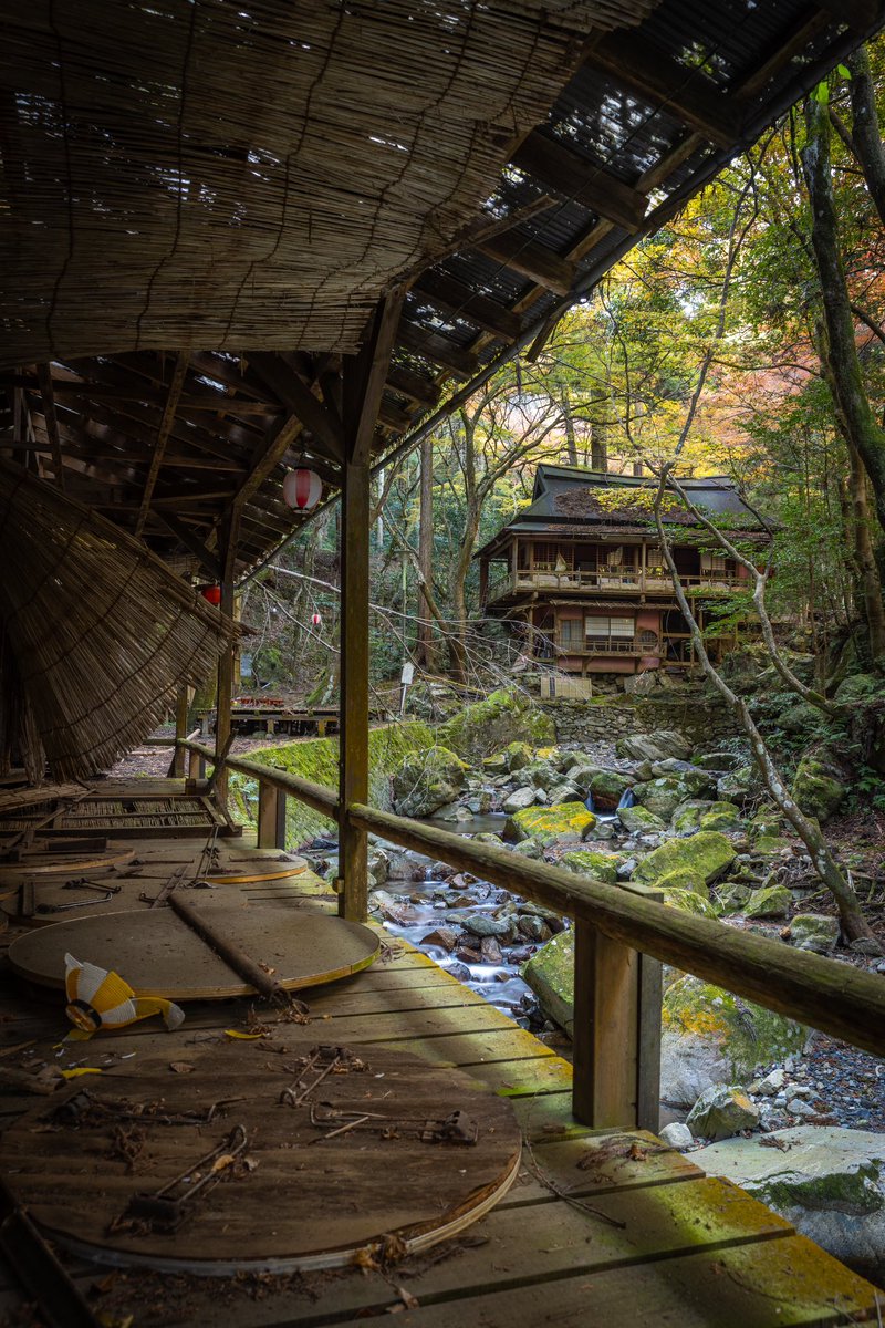川辺の宴、廃の景
