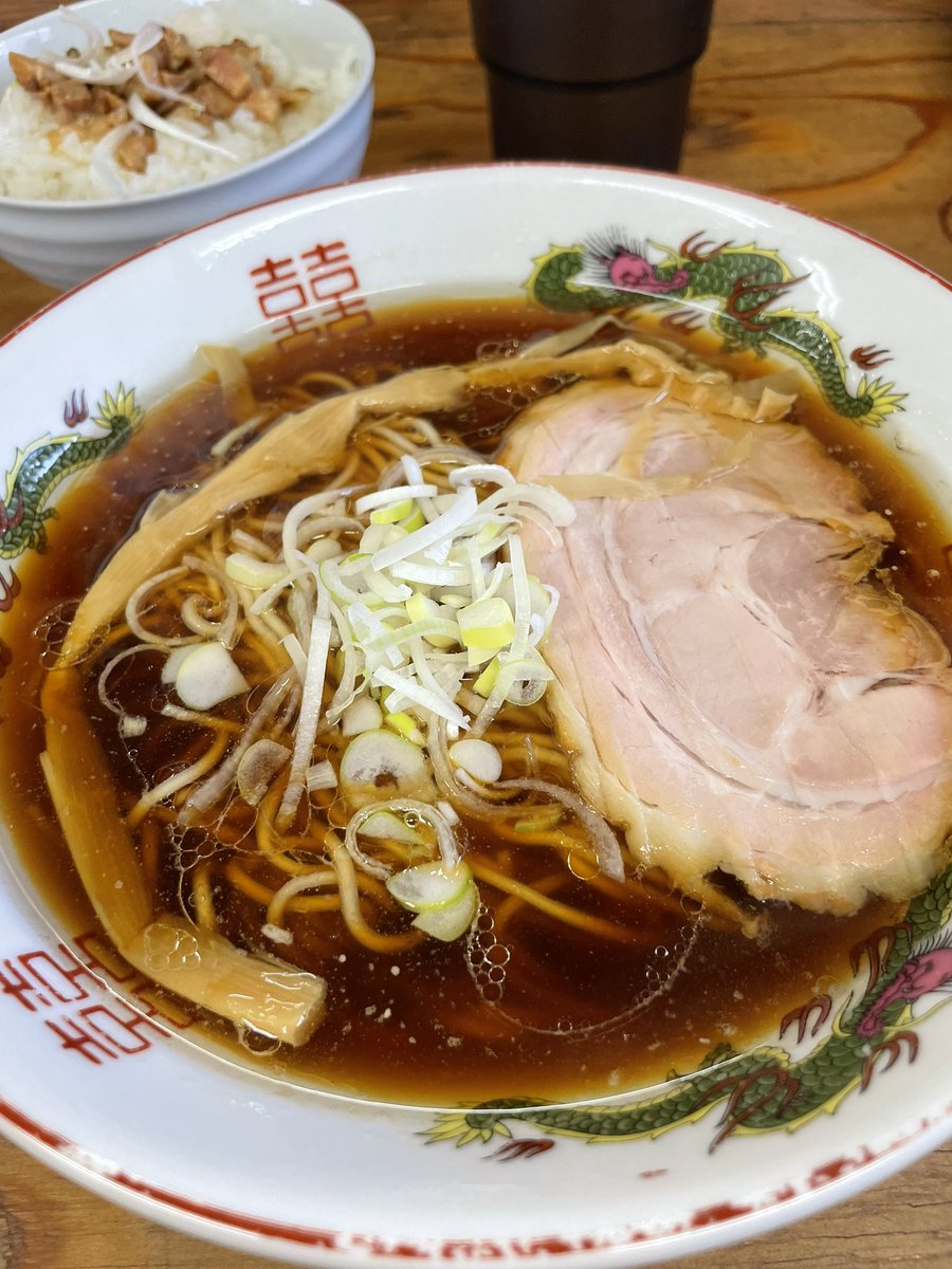Kninomiya2's tweet photo. 久々に行けました、湘南の手前さん！
ご馳走様でした！また行きます！
細麺醤油と、チャーシューご飯 https://t.co/5QDcQtwSGc