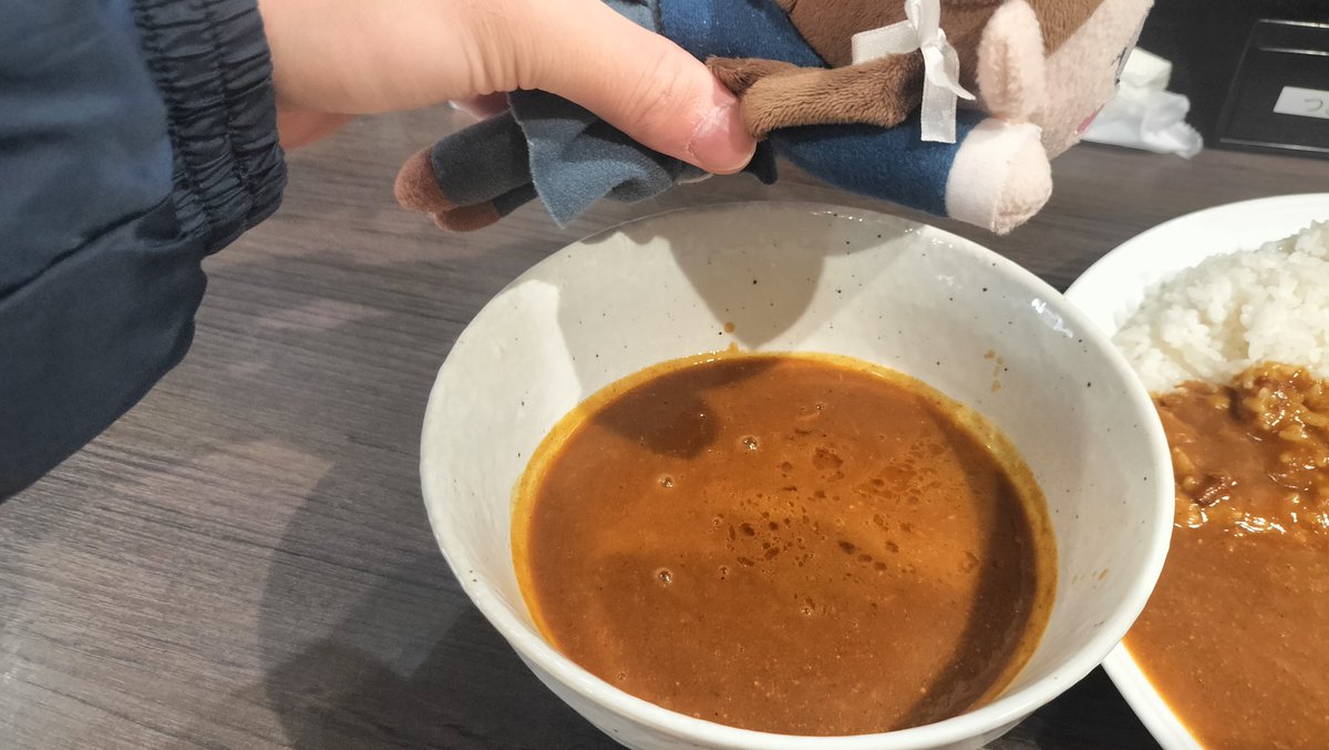 Aseat7's tweet image. A-seat：お腹が空いて力が出ない...ってな訳でCoCo壱に(*´罒`*)

天然国産鮭フライカレー(2306)

🦊すごい量っす！！カレーのルゥが乗り切らなくて別皿が出る事態になったっすね💦
#CoCo壱
#ポークソース
#1200g
#2辛