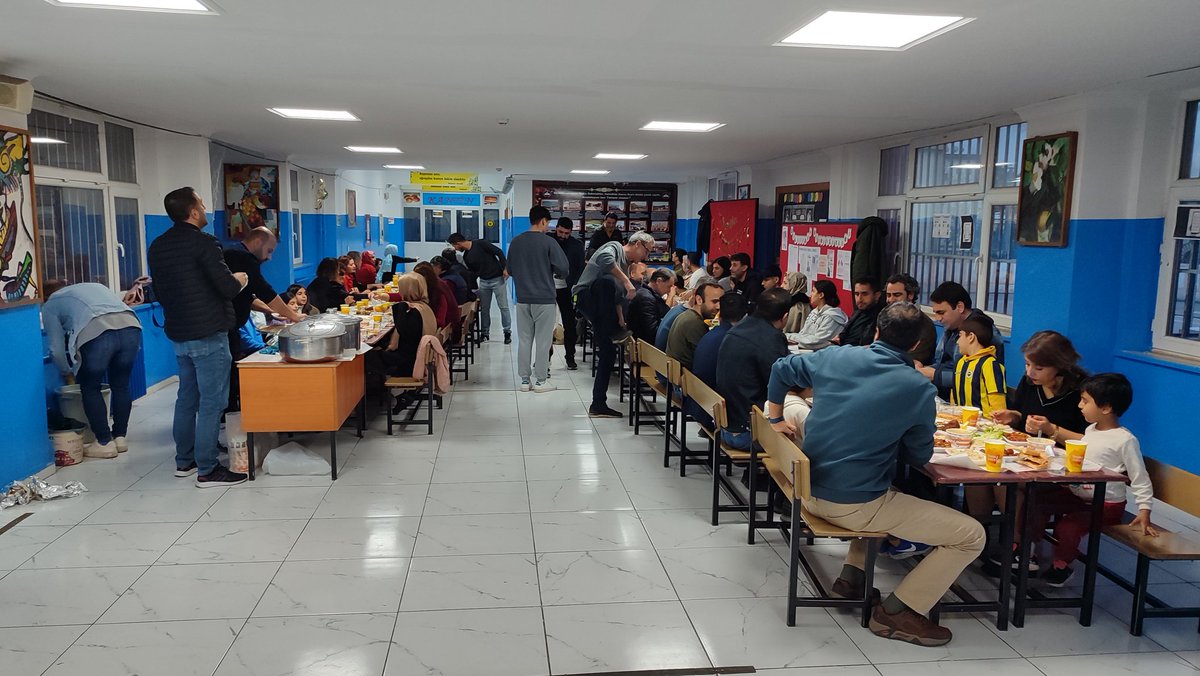 Gelenekselleşen her yıl okulumuzda öğretmenlerimiz ve ailelerinin katılımıyla düzenlediğimiz iftar yemeğinden kareler
