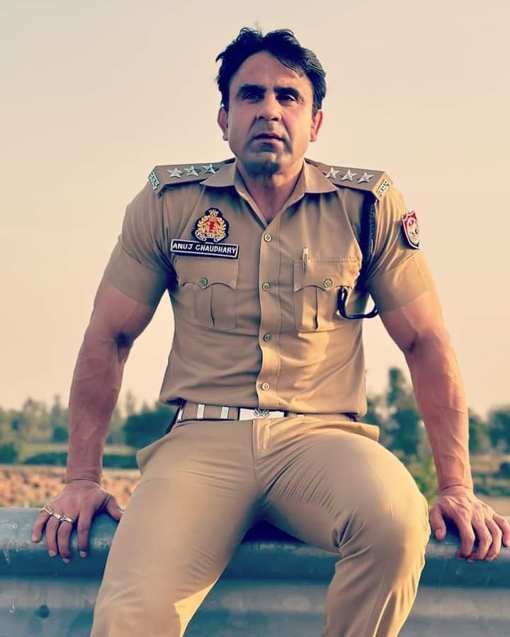 पुलिस के पद पर रहते हुए संविधान का 
उल्लंघन करना बहुत उगंभीर जुर्म है...

किया आप इस असमाजिक तत्व को जेल के अंदर देखना चाहते हैं #ArrestAnujChaudhary