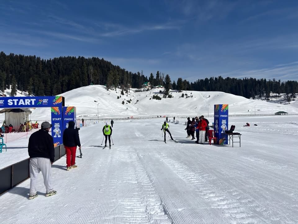 GulistanNewsTV's tweet photo. Stunning landscapes from the venue as anticipation soars for Khelo India Winter Games 2025! ❄🏔🔥
#kheloindia #wintergames #gulmarg #livefromgulmarg #snowadventure #icesports #spiritofkashmir #letsgoplay https://t.co/kpi7wZ1jo9