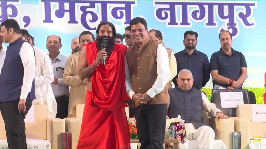 महाराष्ट्र के मुख्यमंत्री देवेंद्र फडणवीस और  केंद्रीय सड़क परिवहन और राजमार्ग मंत्री  नितिन गडकरी  ने पतंजलि फूड एण्ड हर्बल पार्क का उद्घाटन  किया 
#NitinGadkari #DevendraFadnavis