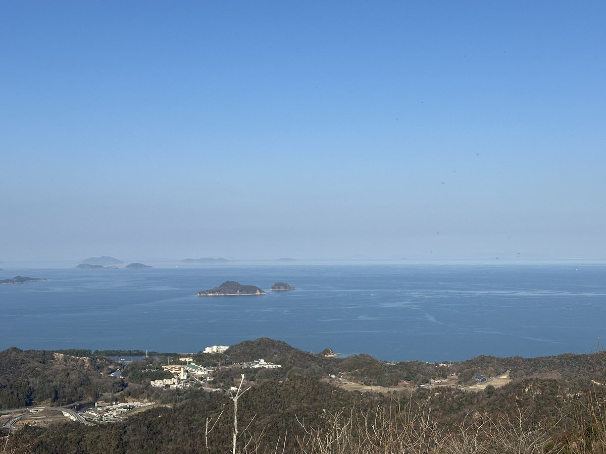 AkimitsuShigemi's tweet photo. 今年になり最初の笠松山にやってきました。
緑のにおいが久しぶりです。
今日は景色がよく見えます。
(98回目、今年1回目)
#今治
#低山登山 https://t.co/tXvOO7oOCr