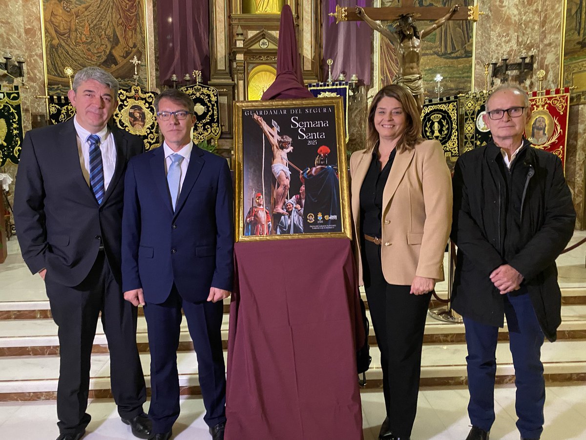 JoseLSaezPastor's tweet photo. Anoche en la presentación del cartel anunciador de la #SemanaSanta protagonizado por el #PatronatoPasión y en el nombramiento de Francisco Javier Aldeguer como Cofrade Mayor Honorario. #JuntaMayor #Cofradías #Parroquia #ConcejalíaFiestas @Guardamar_Ayto https://t.co/6imKxK3z0d