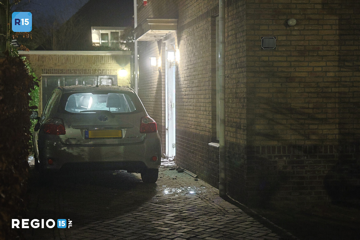 Voordeur van woning in Den Haag met explosief opgeblazen