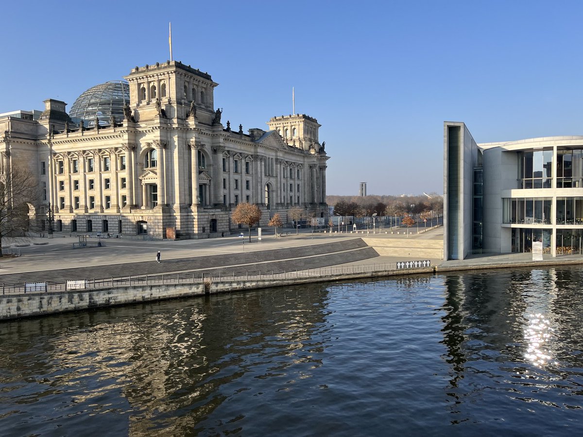 Nach langer Zeit mal wieder eine Berliner Spiegelung am Morgen - wenn dieses Maß an Klarheit herrscht wie das Wetter andeutet, dann mal los #Koalition
