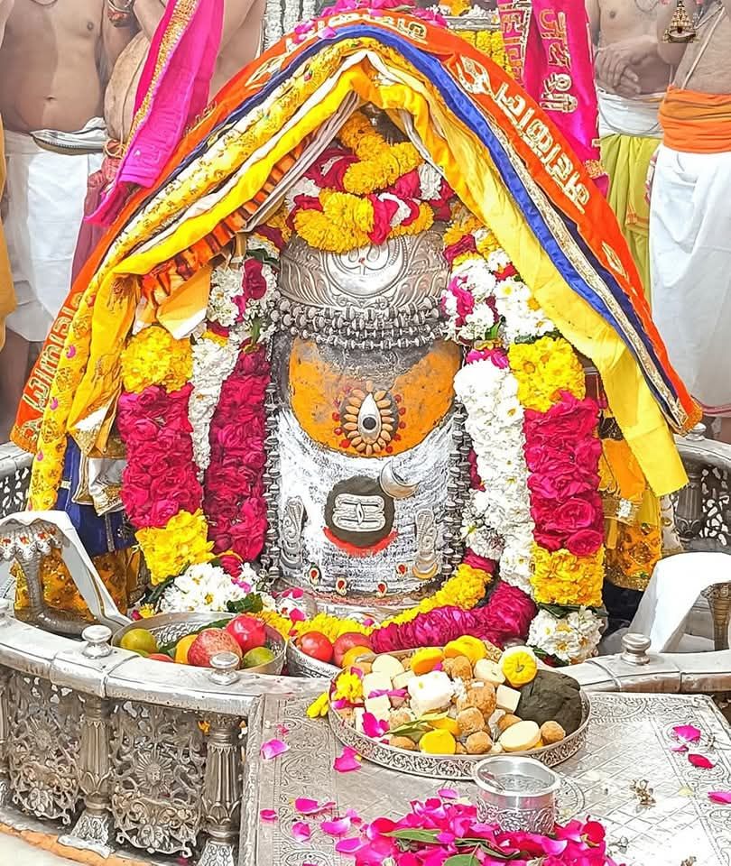 📷जय श्री महाकाल जय मां शिवशक्ति
श्री महाकालेश्वर ज्योतिर्लिंग भस्म आरती शृंगार दर्शन
09-3-2025 रविवार कण-कण में महादेव 📷