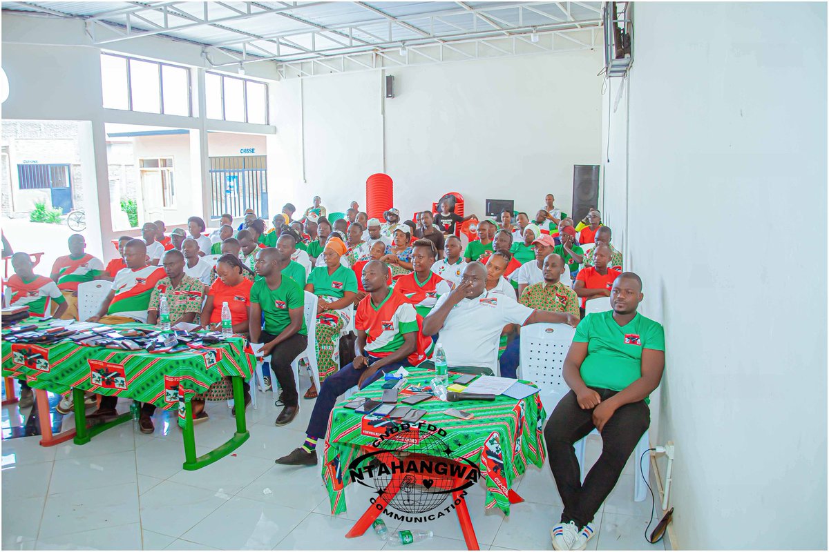CnddFddNtahan's tweet photo. 1️⃣ Histoire du Burundi 🇧🇮, lutte pour la démocratie via @CnddFdd, patriotisme, développement… Autant de thèmes abordés lors de la retraite des Bagumyabanga de la Colline Rubirizi-Rubirizi/Ntahangwa, ce 08.03.2025. Un moment d’échange animé par les cadres de la zone. #Leadership. https://t.co/tzDjglzEdX