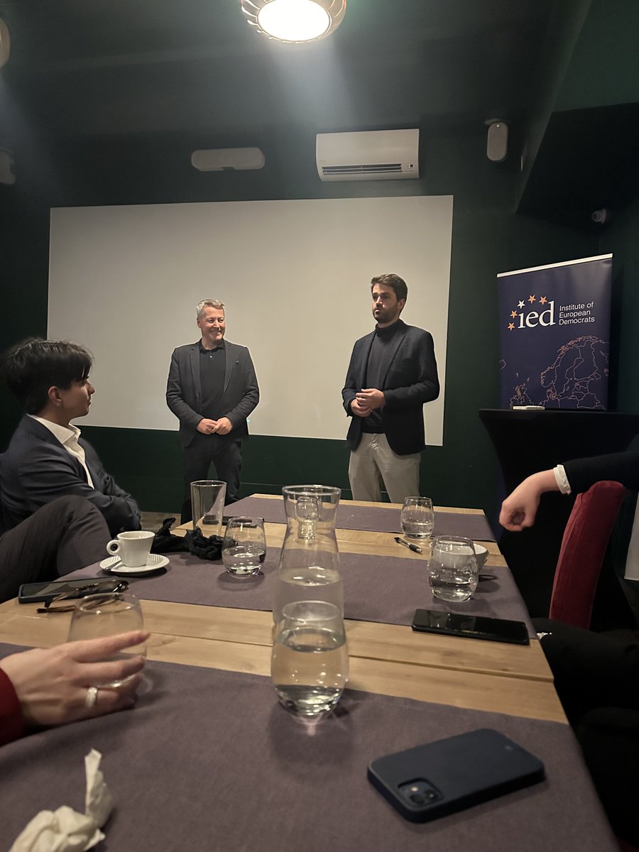 rlequiniou's tweet image. 🇵🇱Grand plaisir d'avoir rejoint l'Académie d'Hiver @IED_IDE @YoungDemsEU à Cracovie ce weekend. J'ai eu l'occasion de parler des développements sécuritaires en Europe au côté de @PhilippeMichelK et d'organiser un jeu de simulation avec les participants !