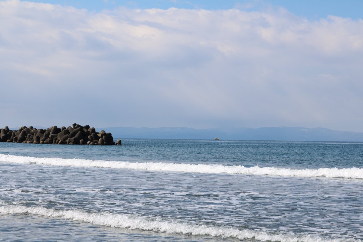 inocchi_jojoww5's tweet photo. いい天気に誘われて、珍しく海へ
#立山連峰
#CANON_EOS https://t.co/vULmX7OLsM