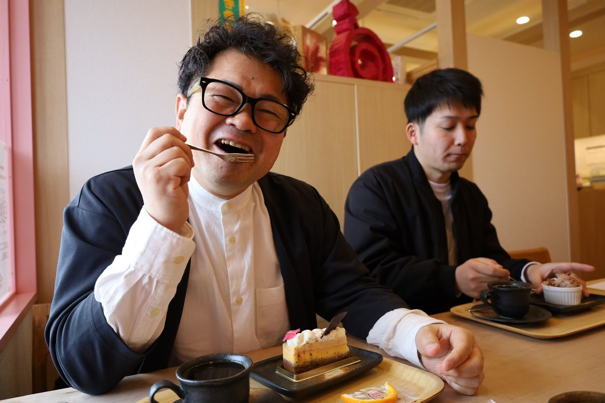 banshun0701's tweet photo. 【皆んなの休日⑥】
おふしょっと📷よん。
連れて来られた感満載の表情を後輩たちからめちゃくちゃいじられる柏野。
#運転手
@ #LaBiche(#ラビッシュ)
#RSKラジオ #RSKテレビ #天神ワイド朝
#柏野仁弥 #坂井亮太 #前田唯 #甲野良輔 https://t.co/cDO5vpJJZO