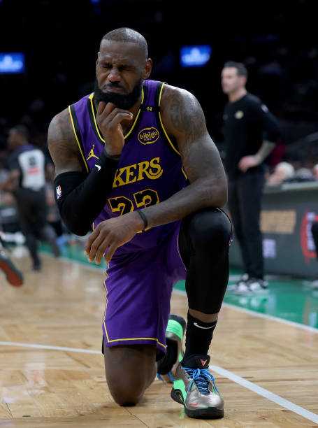 Michael Jordan at age 39-40 played through severe knee tendonitis and only 9 working fingers for all 82 games with zero All-Star help.

Meanwhile this fraud sprained his groin flopping from Jayson Tatum lightly brushing his beard.

GTFO.