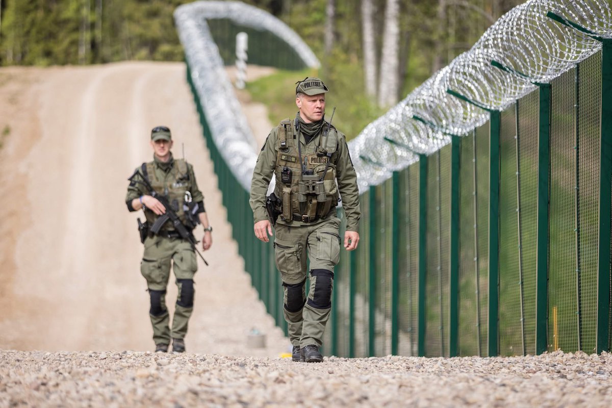 33 aastat piirivalvamise õpet Eestis! 
09.03.1992 hakati Eestis õpetama piirivalvureid, loodi Piirivalvekool. Tänaseks muidugi taga vägev areng ja siseturvalisuses üks  kõrgkool- Sisekaitseakadeemia🫡🇪🇪. 
Foto: PPA