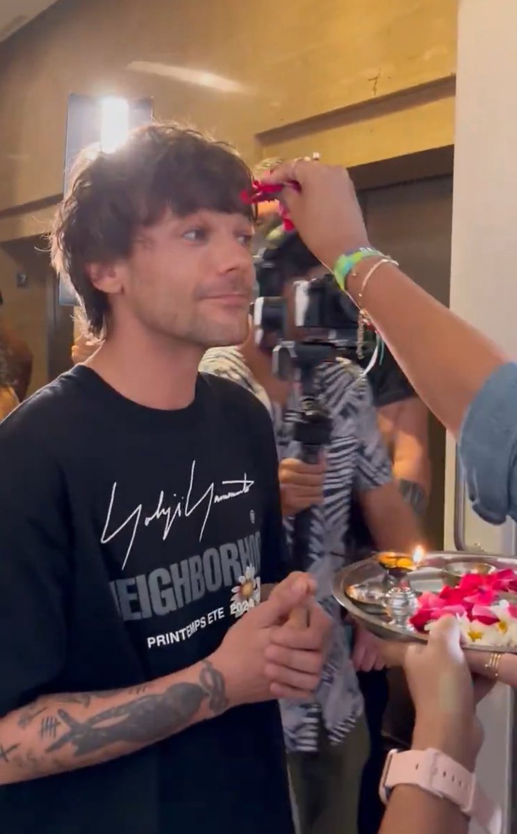 PayneIsLove28's tweet photo. For the ppl wondering this is called aarti/harathi it is the hindu way of welcoming guests, in india guests are treated like gods. This ceremony is to protect them from the evil eye.
And I love how completely clueless louis is😂 https://t.co/T8OFcFq3zL