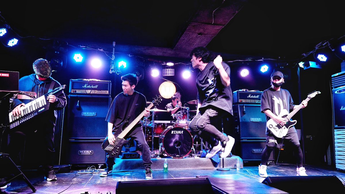 뉴클리어 이디엇츠 예전에도 두어번 봤는데 세상에 이렇게 멋있는줄 몰랐다.   세월이 지나면 취향에 변화가 오는 걸까
너무 멋져서 울 뻔 했잖아 특히 보컬 그로울링 어후.. 톤도 좋고
나도 멋있는 인간이 되고싶다
open.spotify.com/artist/7BEtlry…