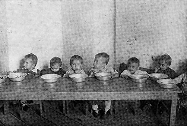 Приём пищи в Ягринском детском доме для детей врагов народа, родившихся в лагере. СССР. 1946-1947 гг. Фото из фондов ГосАрхива РФ.