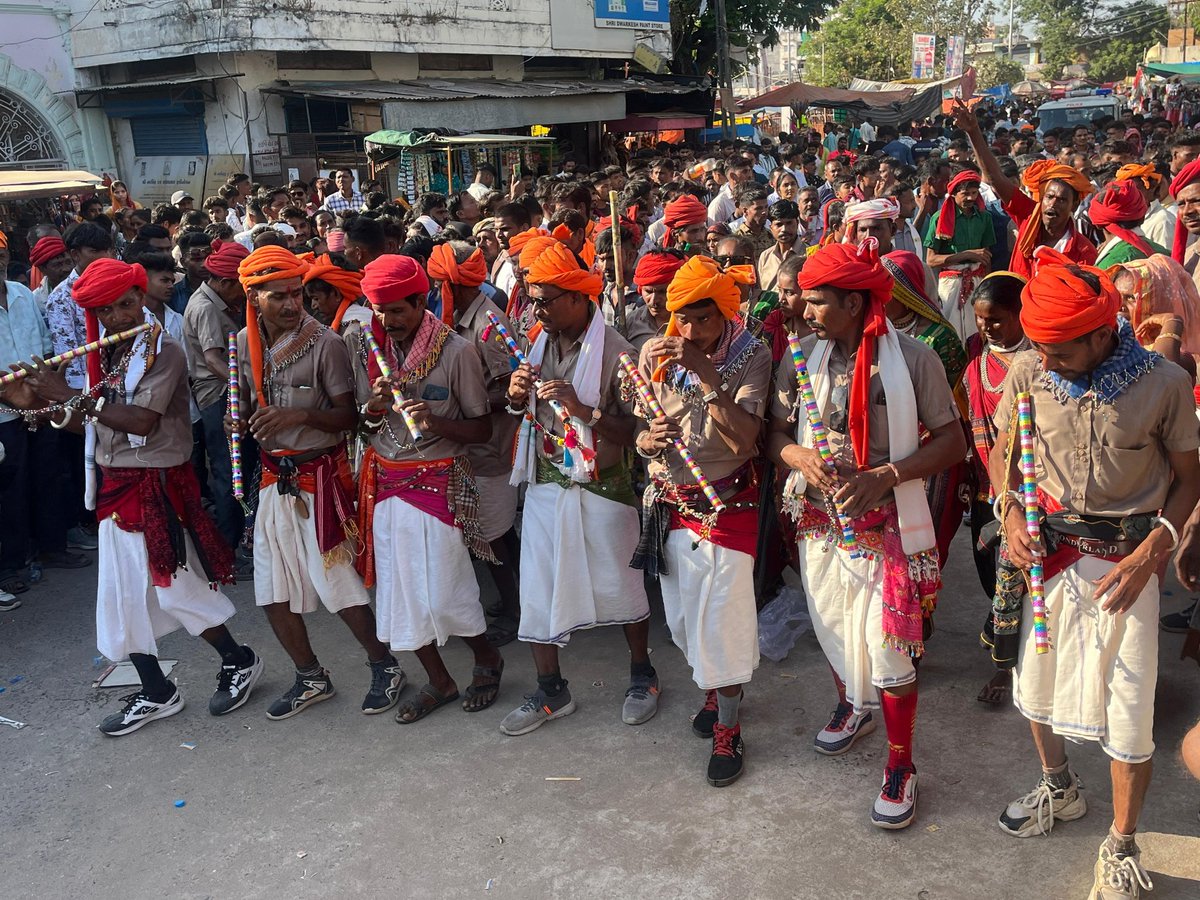 AmitKumarRathv3's tweet image. છોટાઉદેપુર ખાતે ભંગોરીયાનો મેળામાં હોળીના રામઢોલ,થાળી, ઘૂઘરા અને વાંસળી તાલે સ્થાનિકો ઝુમ્યા