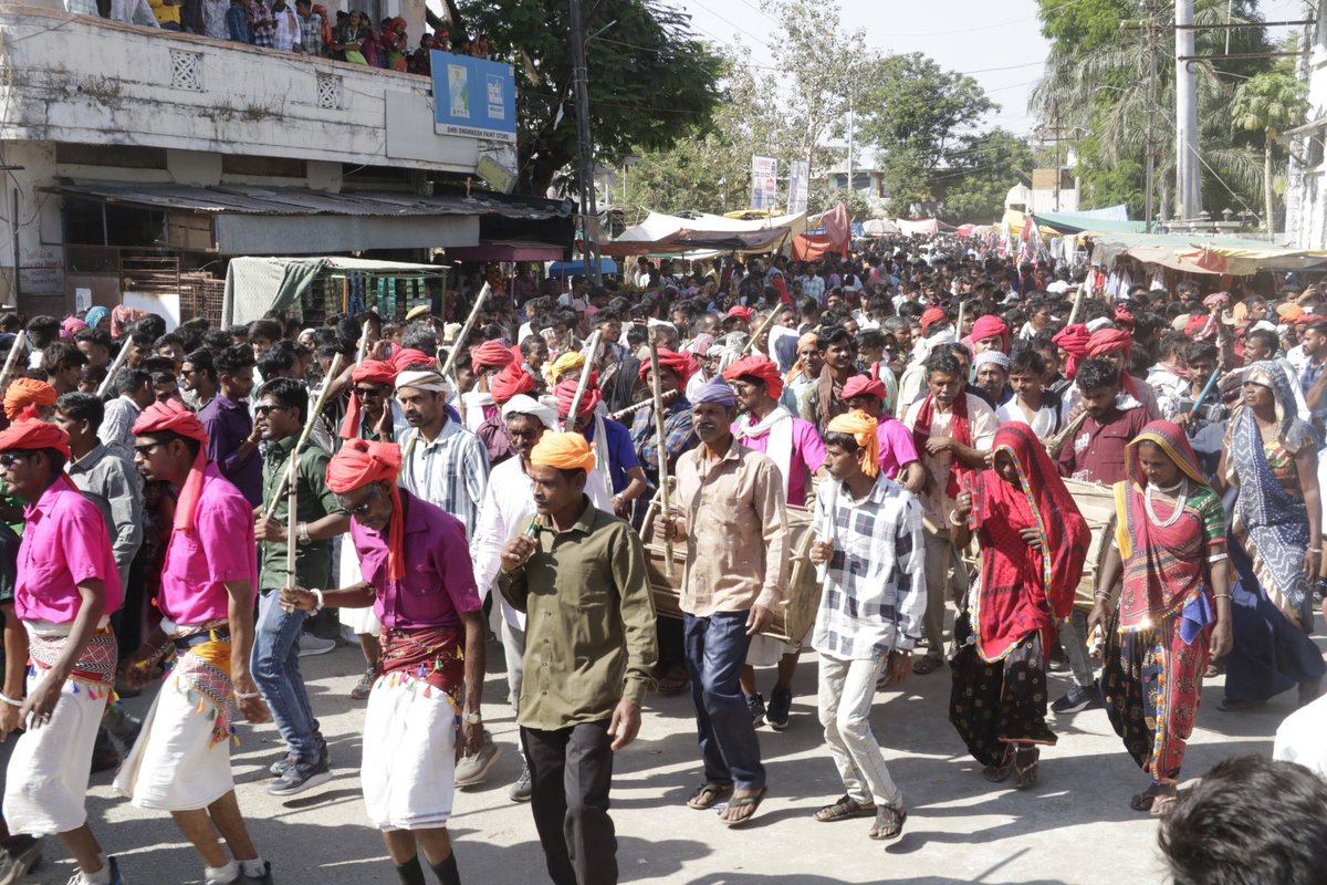 AmitKumarRathv3's tweet image. છોટાઉદેપુર ખાતે ભંગોરીયાનો મેળામાં હોળીના રામઢોલ,થાળી, ઘૂઘરા અને વાંસળી તાલે સ્થાનિકો ઝુમ્યા