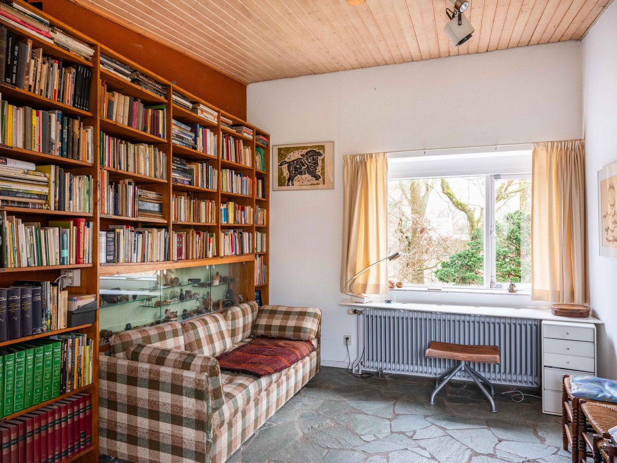 Een prachtige woning in Bergen, deze woning is met enige aandacht en liefde om te toveren met een interieur wat weer 50 jaar mee kan.

De zitkamer met haard is nu puur ter ontspanning te gebruiken, terwijl aan de andere zijde een TV kamer is gemaakt. Zo kunnen de ouders genieten