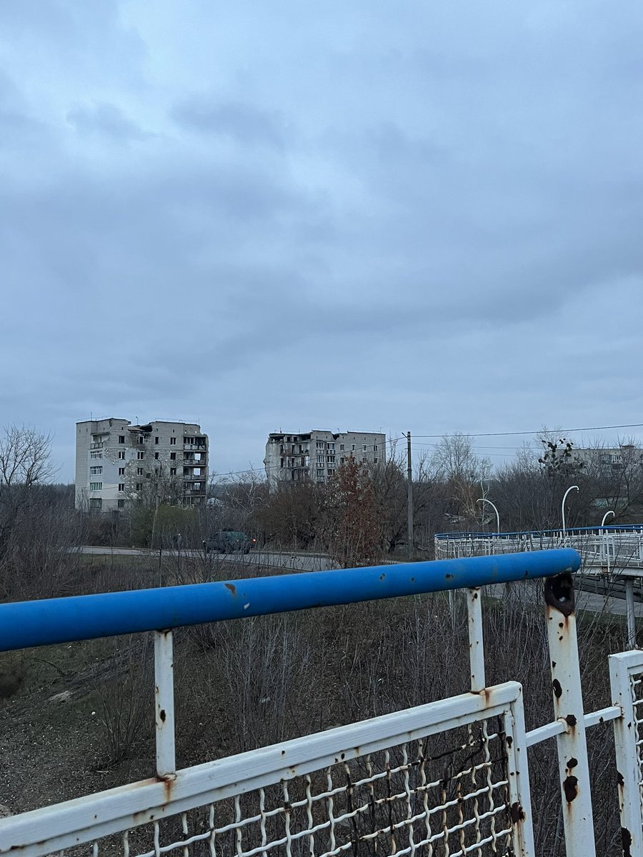 рівно три роки тому росія здійснила авіаудар по житловому будинку на вулиці Першотравнева 2, в місті Ізюм на Харківщині, тим самим забравши життя близько 50 людей. 
під завалами гинули цілі покоління сімей. і я боюся, що ця трагедія колись буде забута