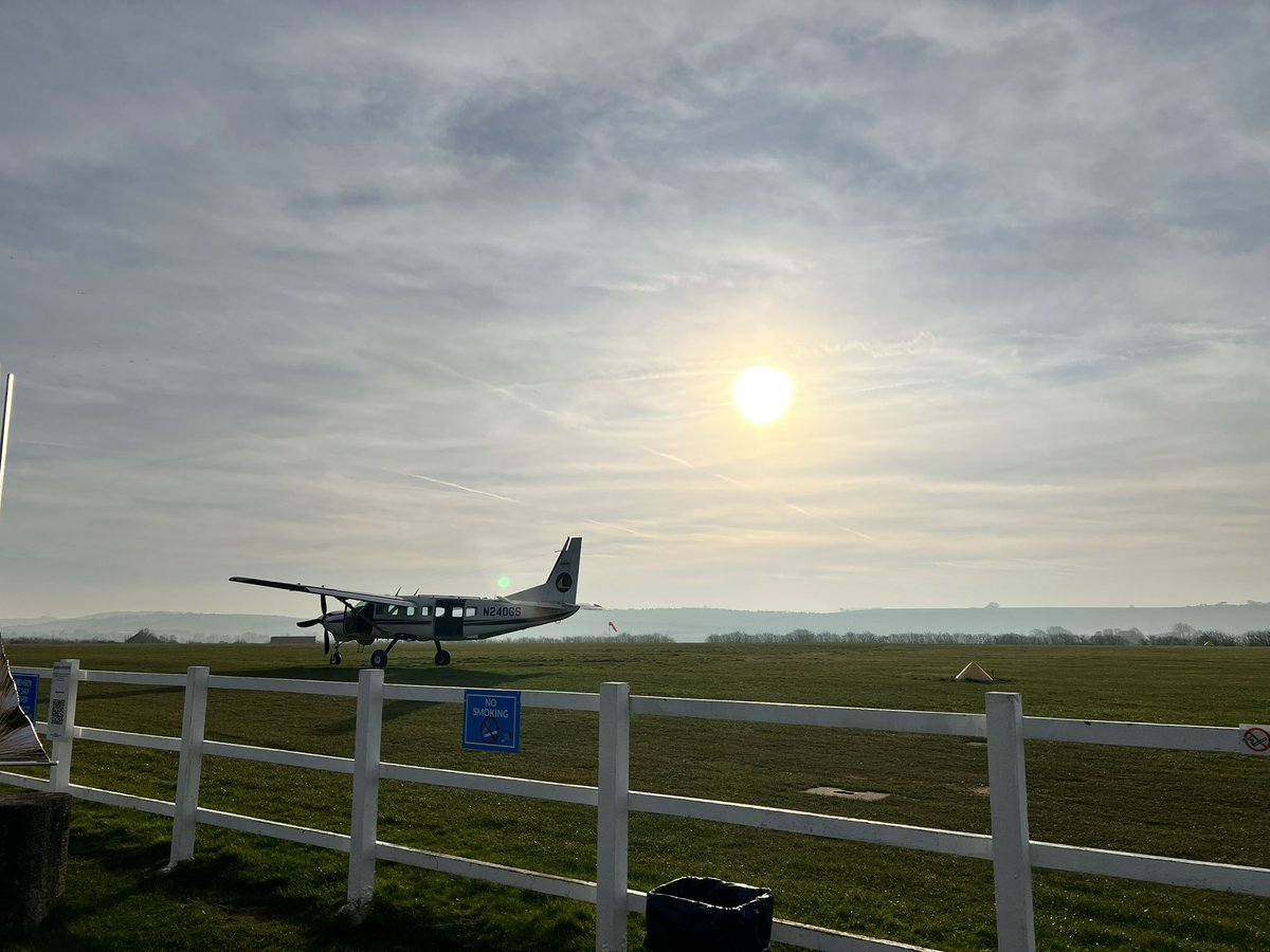 A lovely morning at Old Sarum, to watch a friend jump out of the Caravan 🪂 rather them than me! Such a shame that the airfield is incredibly inaccessible to GA