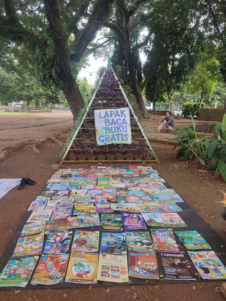 RabitMembaca's tweet photo. Lapak baca buku gratis sudah buka kembali. Yuk teman2 sekitaran Rangkasbitung yang lagi ngabuburit bisa mampir buat baca buku. 🔥

📍 Alun-alun Rangkasbitung
⏰ pukul 15.00- capek.

#GelaranBukuRabit https://t.co/wnhYZyWOKO