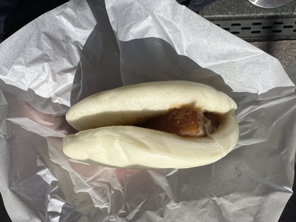 _temita's tweet photo. 中華街食べ歩きー
焼き小籠包　めちゃ美味い
龍の髭の実演もやってた
＃中華街 https://t.co/5uHoXwa4R2