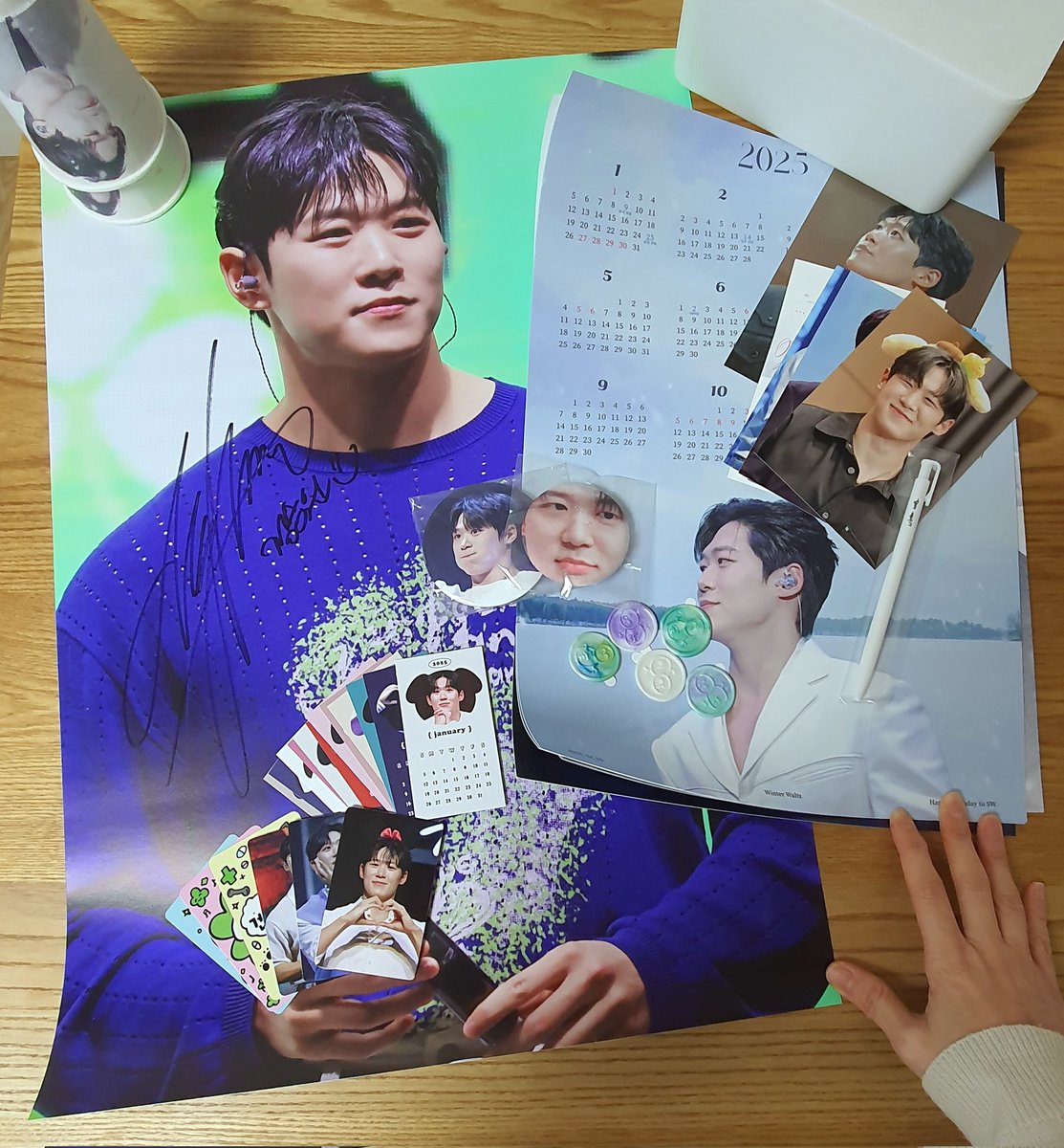 종합선물세트 받았어요🤩
포장도 넘 정성스레 예쁘고 승워니 사인포스터에 없는게 없는 꽉찬 선물세트에요😆💙💚