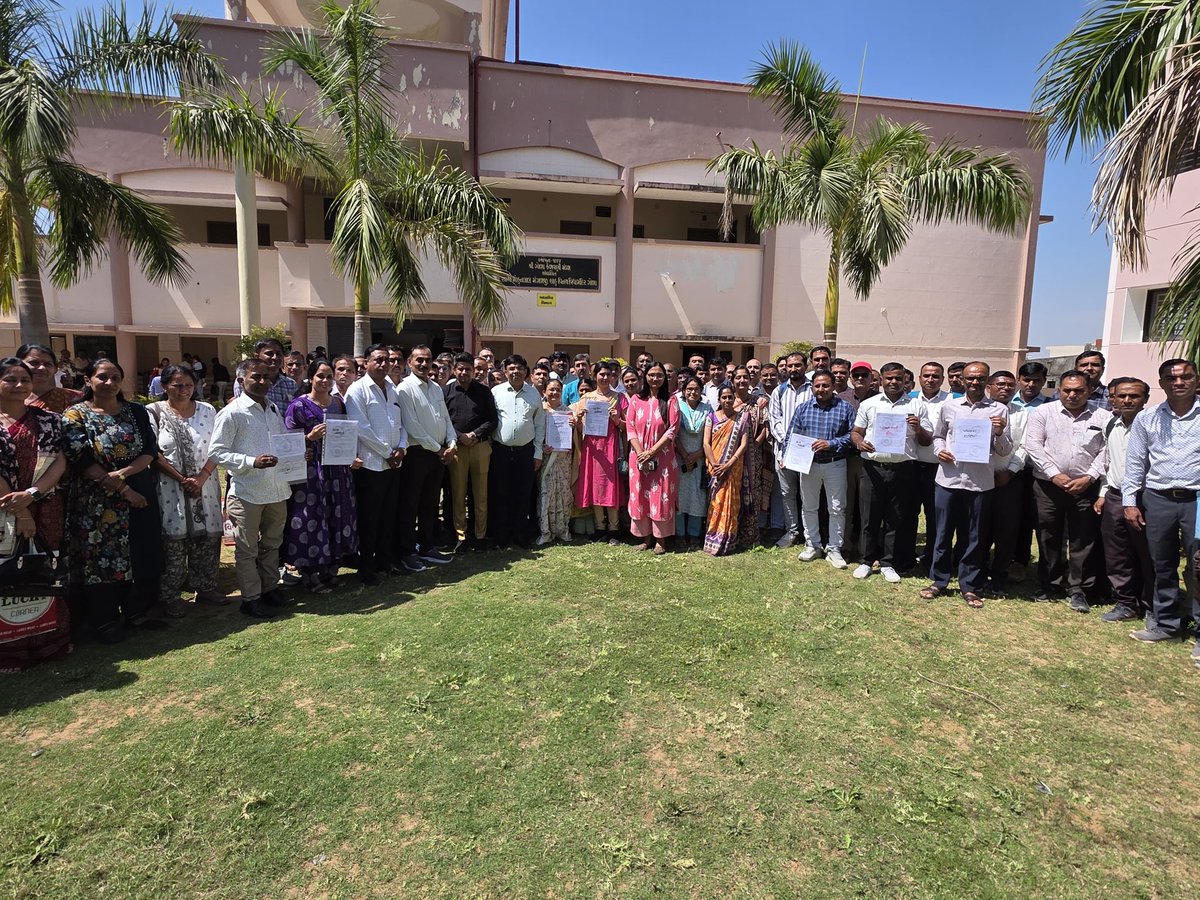DeoBanaskantha1's tweet photo. 📌 જિલ્લા શિક્ષણાધિકારીની કચેરી, બનાસકાંઠા દ્વારા બનાસકાંઠા જિલ્લા 
બિન અનુદાનિત માધ્યમિક અને ઉચ્ચતર જુના શિક્ષક આદેશ વિતરણ કાર્યક્રમનું  આયોજન કરવામાં આવ્યું. https://t.co/FKpT4VVWfC
