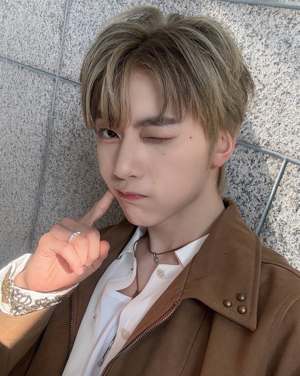 checkiam_'s tweet photo. 250309 제로베이스원 인스타그램 #석매튜
Golden ✨
#thankuguysforeverything
#backhug https://t.co/TQjs4FTlMV