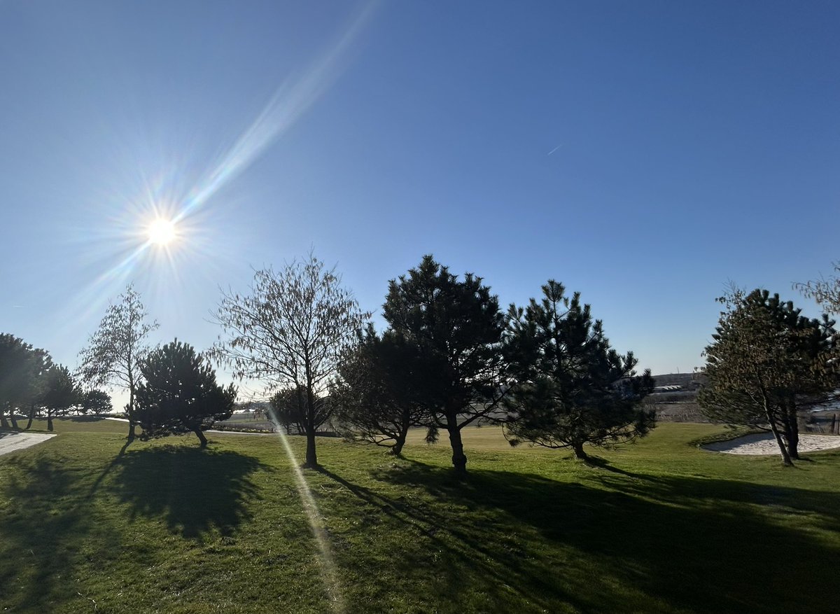 Wat een heerlijke lentedag gisteren! 🤩 Alle zintuigen werden weer wakker geschud: de zon op de blote armen, de heerlijke frisse geur van het voorjaar, het geluid van dennenappels die openspringen door de zon ☀️ fijn weekend allemaal! #enjoythelittlethings #relax #genieten❤️