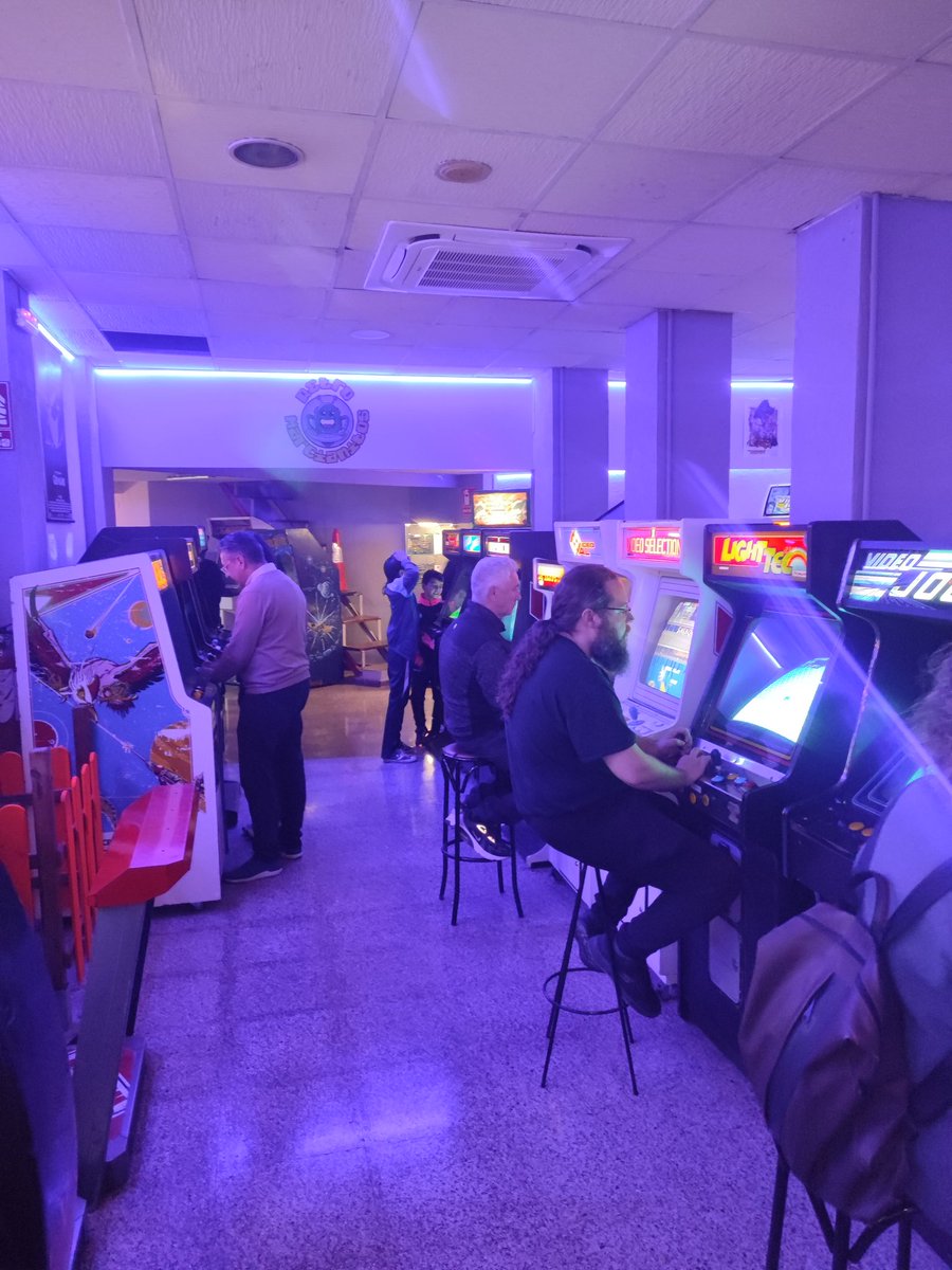 RMarcianitos's tweet photo. Increíble jornada ayer en Retromarcianitos, fue nuestro 2°aniversario y estuvo a tope la asociación, patatas, cocas, perritos calientes, tortillas, tartas, chuches......etc. pero sobre todo un montón de socios y amigos que hemos hecho durante estos dos años🎉🎉🥳🥳💪 https://t.co/j9Kg2x5d9w
