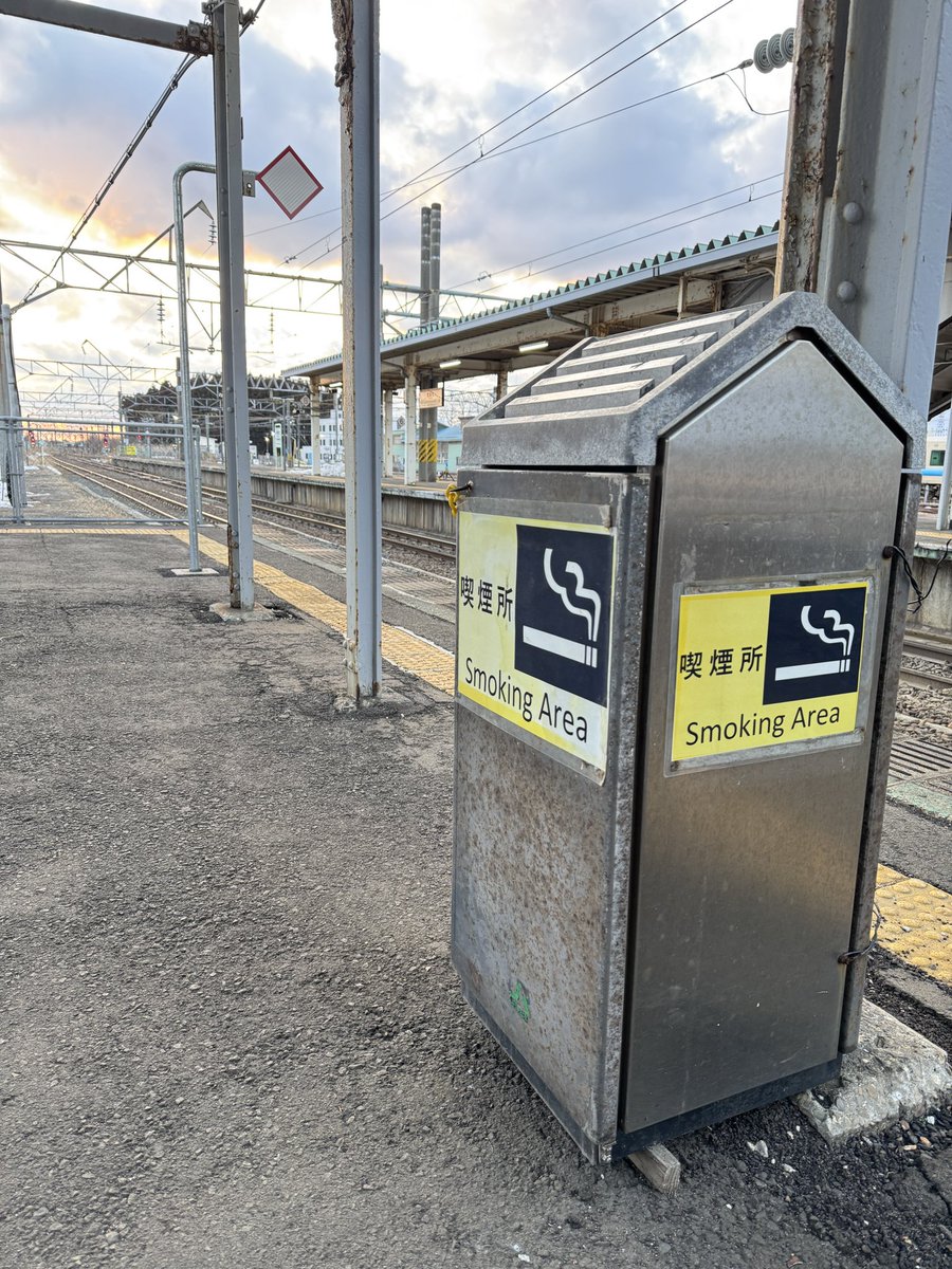 stillduckin's tweet photo. ちょっとした遠出に大活躍の #elarastraps #totebag 3号機とコロコロ何号機?(忘れたわ…)。
移動する前に…駅のホームで一服。流石に次に来る時には雪もきえてるだろな。
喫煙天国!。。。
#toneblue #ksound #strap https://t.co/JKbvGIGOFf