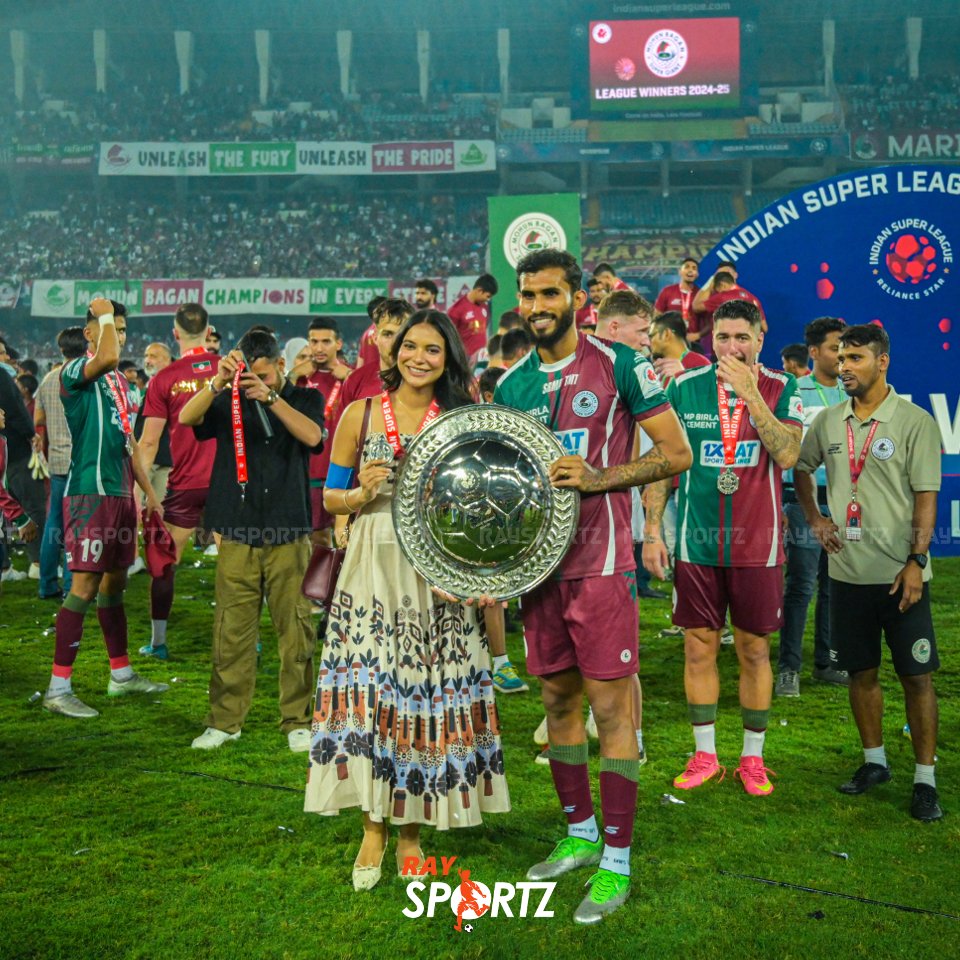raysportzbangla's tweet photo. ছবি: আইএসএল লিগ শিল্ডের পুরস্কার বিতরণী অনুষ্ঠান শেষে মাঠে সপরিবারে সেলিব্রশনে মাতলেন মোহনবাগান অধিনায়ক শুভাশিস বোস। স্ত্রী কস্তুরির হাতে পরিয়ে দিলেন অধিনায়কের আর্মব্যান্ডও...
#RaySportz #SubhasishBose #MohunBagan #ISL #ISLLeagueShield #IndianFootball https://t.co/RNzHnt5G4Q