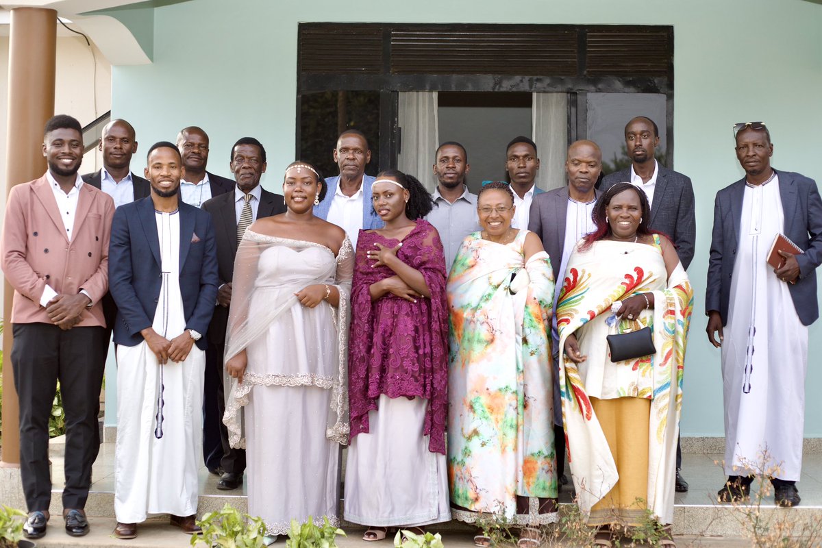 Over this ending weekend I gathered my people and we visited a beautiful home in Mparo, Hoima the oil city. 
I must say this feels awesome.