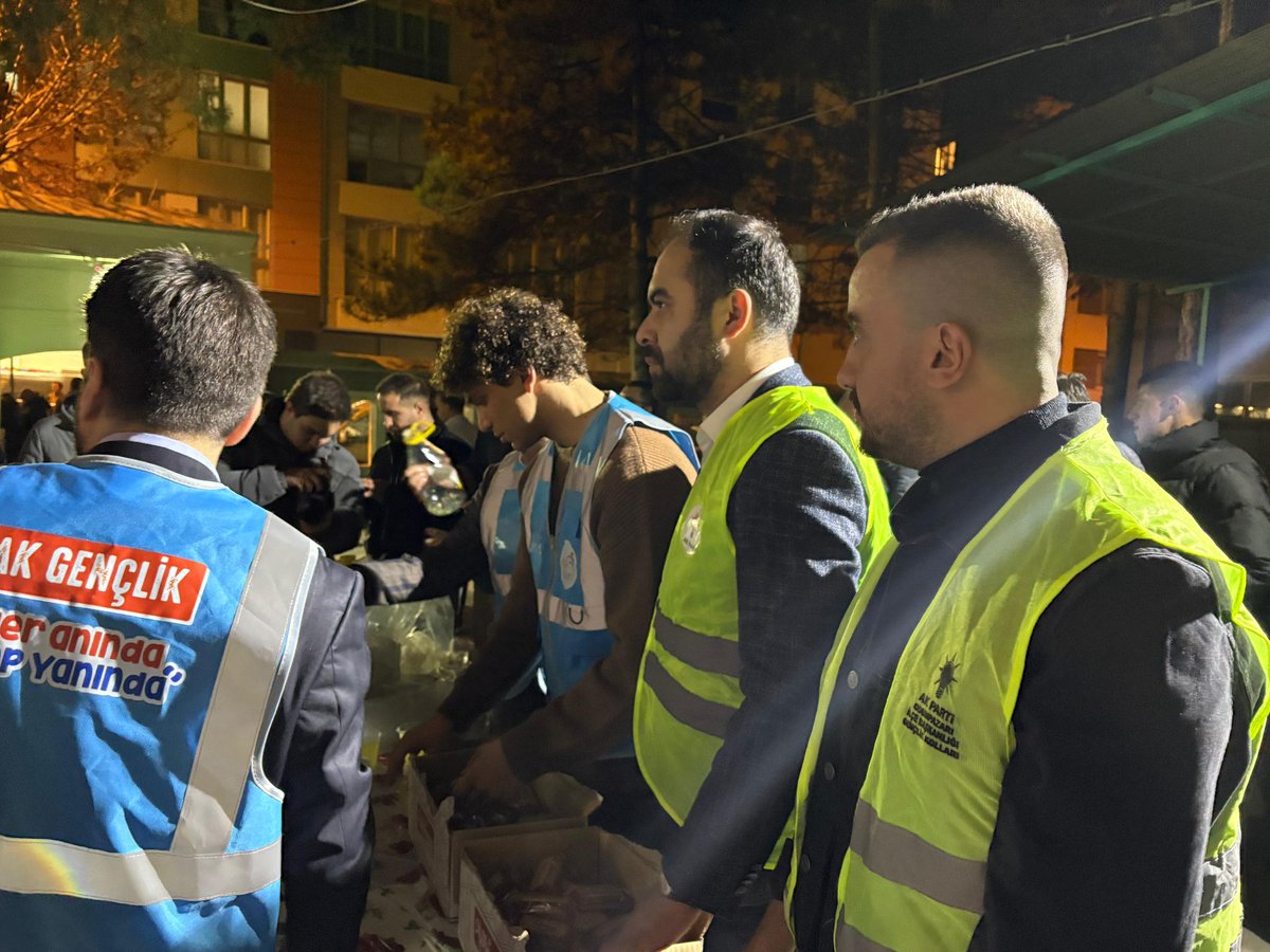 MKYK Üyemiz Umut Arman Sonay, MKYK Üyemiz Mürsel Çavdar,Gençlik Kolları MKYK Üyemiz Sena Çeken, İl Başkanımız Gürhan Albayrak, İl Gençlik Kolları Başkanımız Av. Cihan Birsen,İlçe Gençlik Kolları Başkanımız Mete Burak Ekerle birlikte bisküvi lokum dağıtarak cemaatimizle buluştuk✨