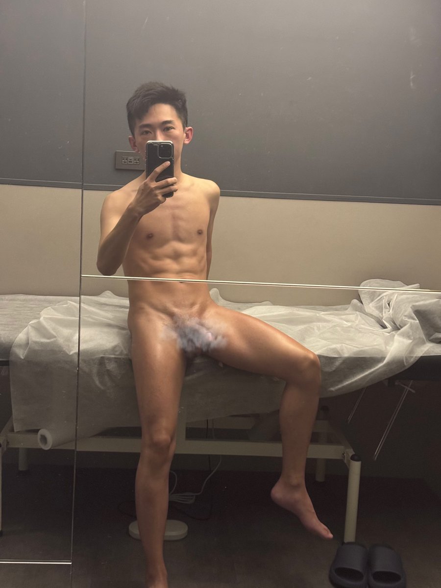 全身光溜溜-part.1
這次連腿毛也一起除了
但除腿毛真的是快去了

下次應該再拉
<a href="/Eric142107761/">ʕ •ᴥ•ʔ🐧</a>  一起拍

上完保養的腿亮油油的樣子
真的是好性感（不要臉

#除毛 
#全身光溜溜