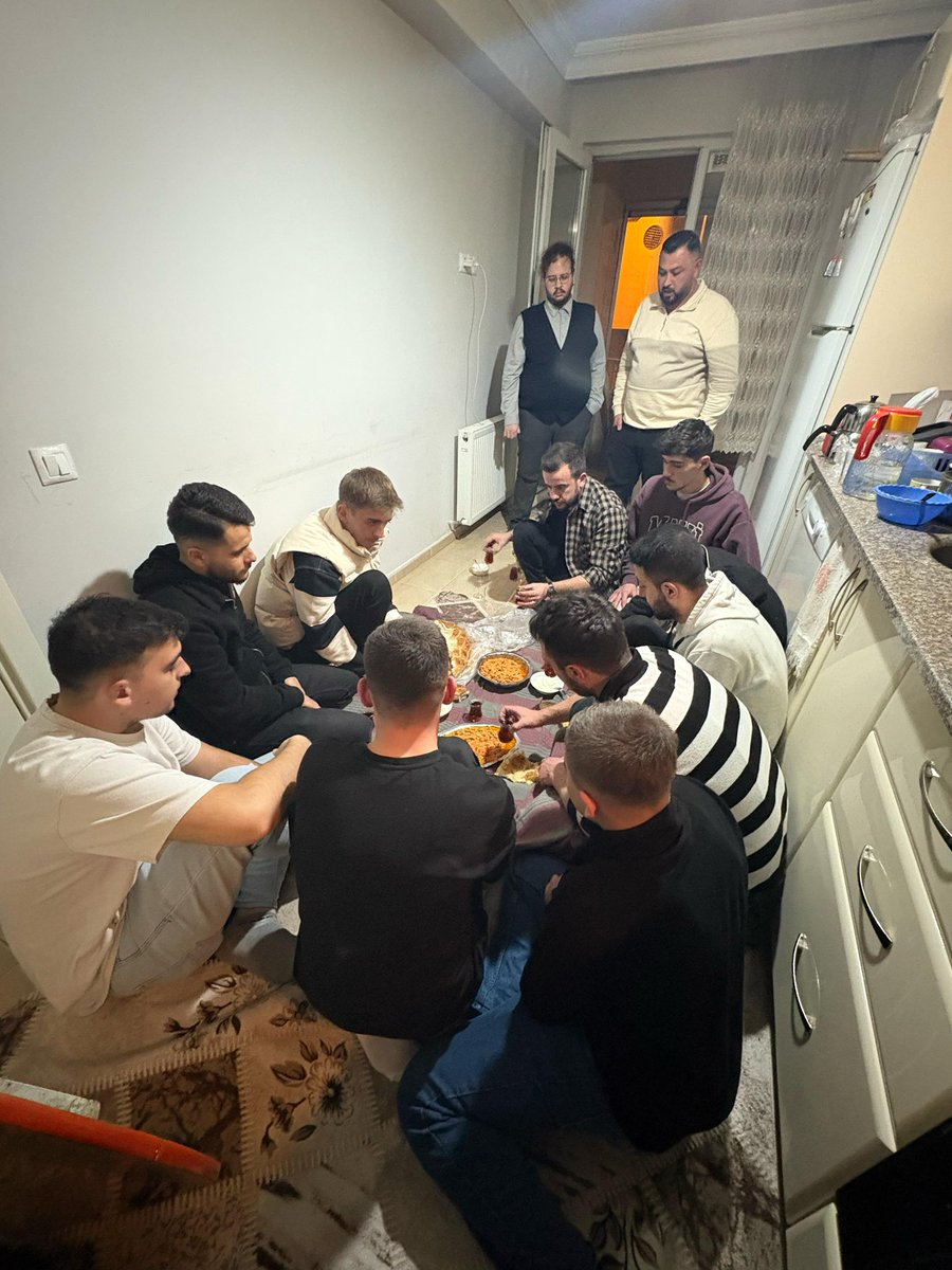 İlçe Gençlik Kolları Başkanımız Mete Burak Eker, Yeni Seçmen Birim Başkanımız Mert Pınarcı, Emek Mahallesi Gençlik Kolları Başkanımız Cüneyt Ergün ile beraber yeni seçmen kardeşlerimizle sahur soframızı paylaştık. Muhabbetin ve kardeşliğin en güzel anlarına şahitlik ettik. 🌙