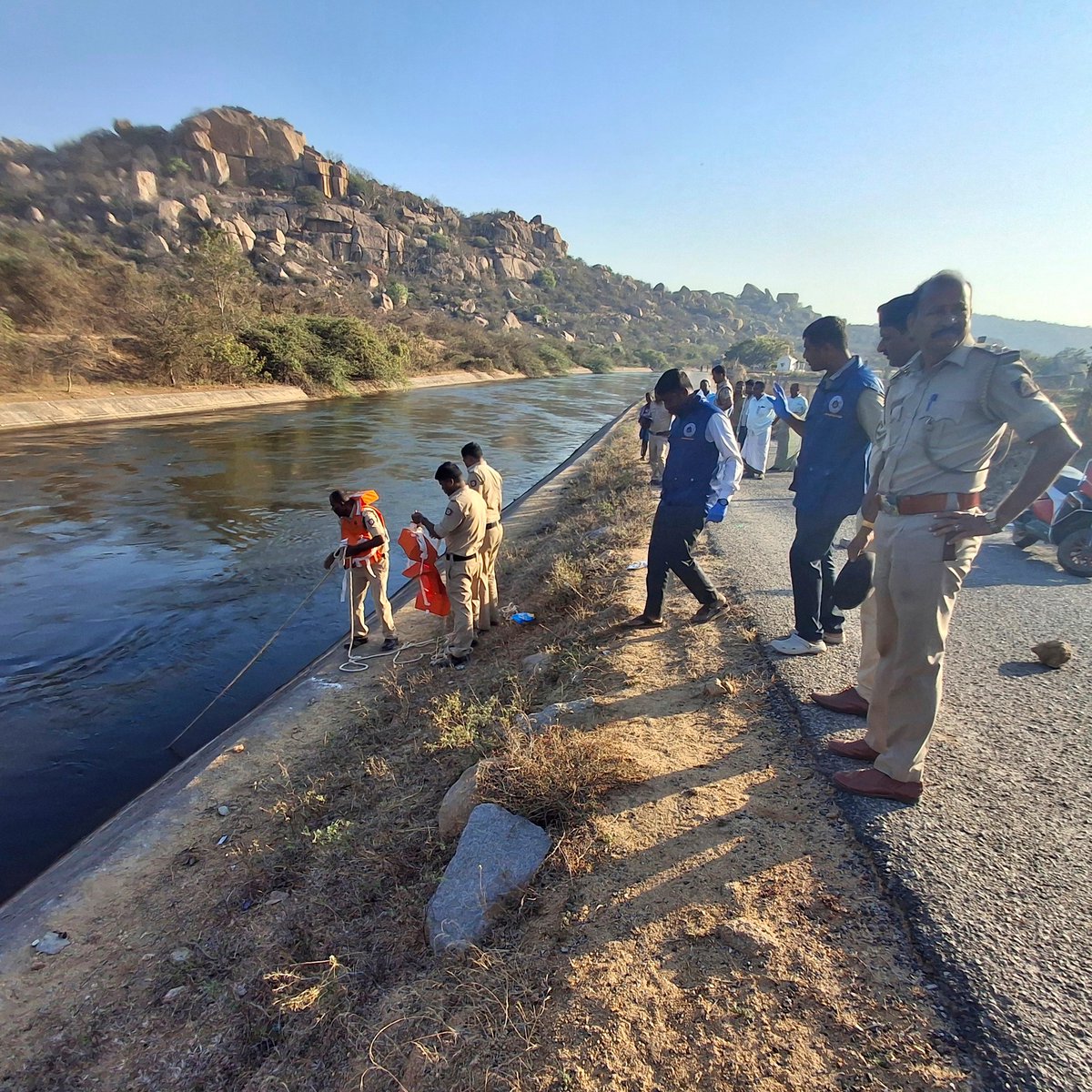 bosunatiklama's tweet photo. Hindistan'da turist kafilesindeki 2 kadın, gezdikleri sırada 3 erkek tarafından tecavüze uğradı.  

• Bir erkek turist ise kadınları kurtarmaya çalıştığı esnada öldürüldü. https://t.co/k47rVi7RXz