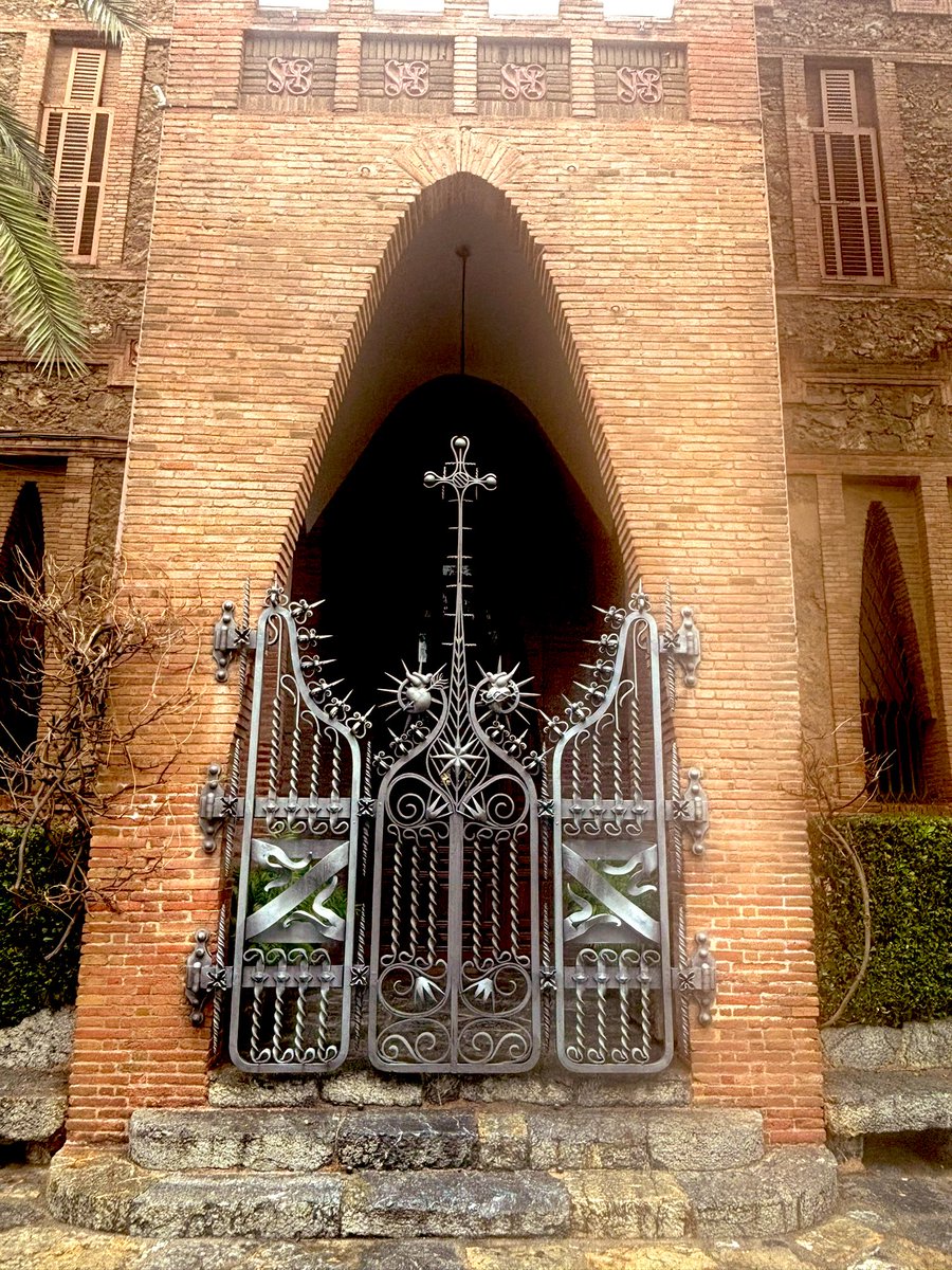 Bir başka Gaudi eseri Santa Teresa Koleji