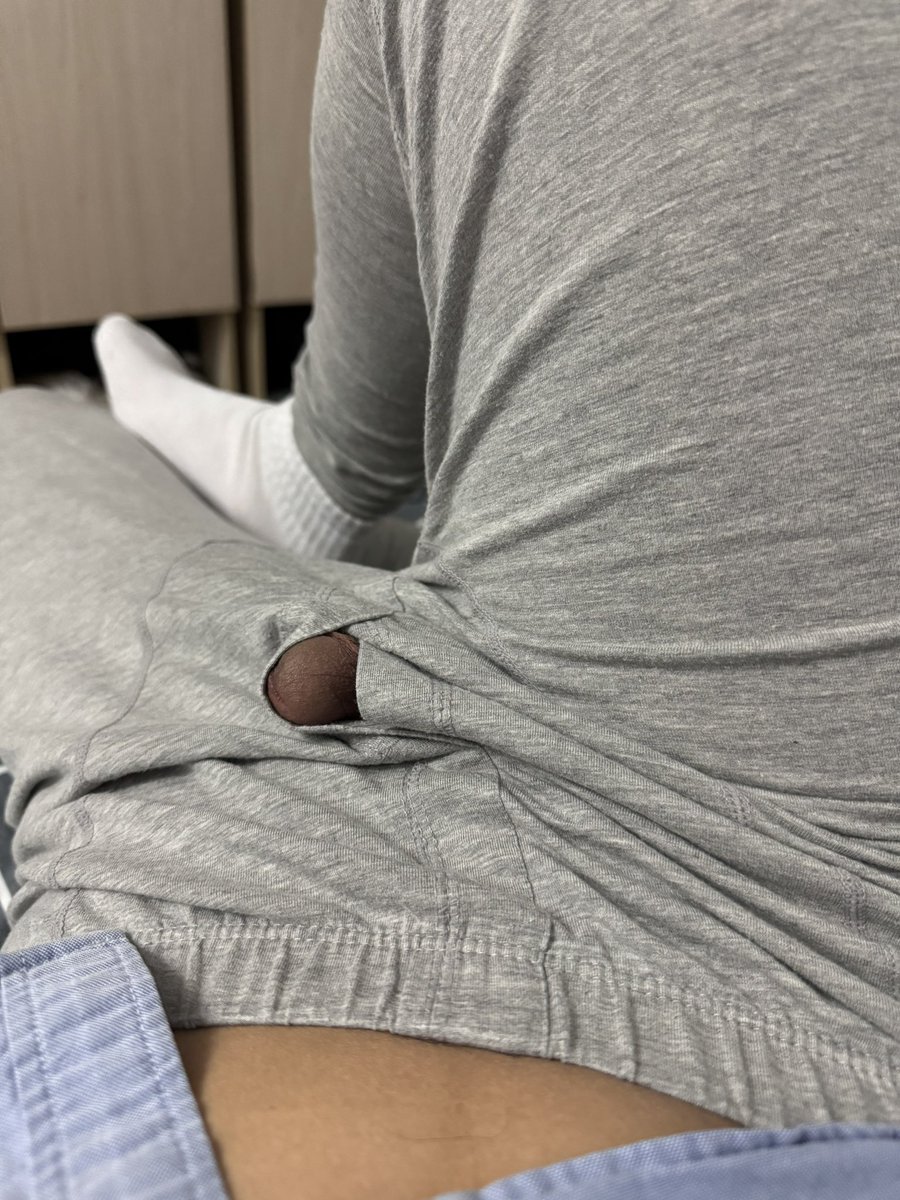 慵懒的下午  听着隔壁宿舍床吱扭吱扭的打牌声…难得在宿舍惬意躺着…