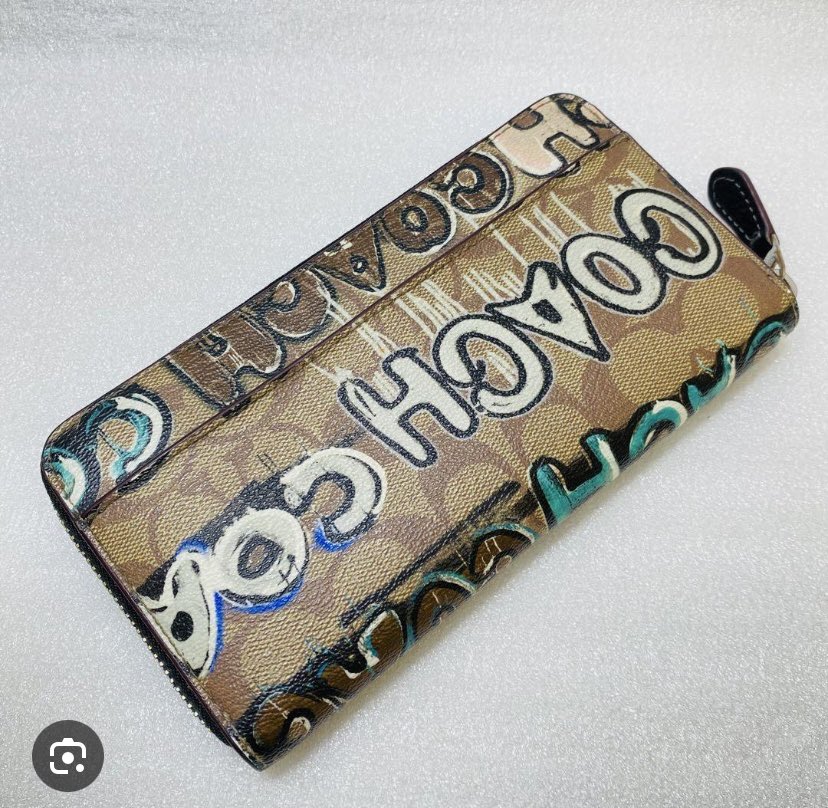 3./9  9:00頃
赤坂港区赤坂周辺でCOACHの長財布(茶色)を落としてしまいました。
拾って下さった方DMで教えて頂けたら助かります。
よろしくお願いします🙏

この画像は自分のではないのですがこのような財布です。
 #拡散希望