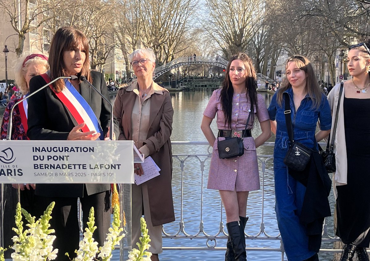JMCambaceres's tweet photo. Inauguration pont #BernadetteLafont, égérie du cinéma #NouvelleVague, sur #CanalSaintMartin (@Paris) par @Anne_Hidalgo, élus concernés et #JeanPierreKalfon, en présence de sa fille Elisabeth et de ses 3 petites filles dont #AnnaMedvecsky réalisatrice,+ amis cinéma et #Cévennes. https://t.co/oKcrevf0gq