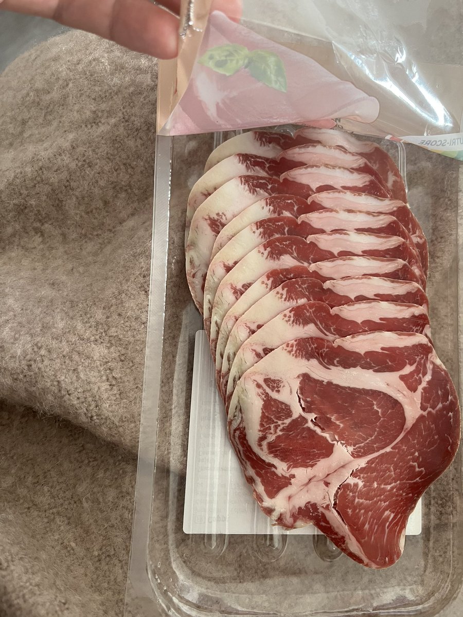 ThibLg's tweet image. @lidlfrance Très déçu… j’achète votre Copa qui est habituellement délicieuse… 
J’ouvre le paquet, une mauvaise odeur se dégage et la couleur de la viande était bleue (à droite de la photo) :( 
Je n’ai pas vu de rappel produit sur la Copa, je m’inquiète